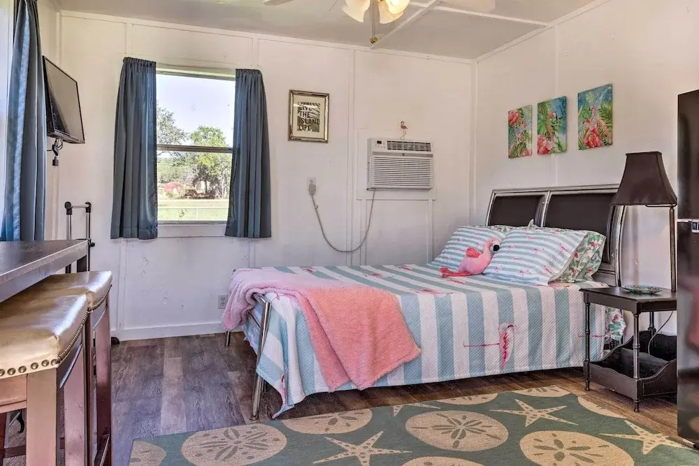 Flirty Flamingo' Studio: 1 Mi to Canyon Lake