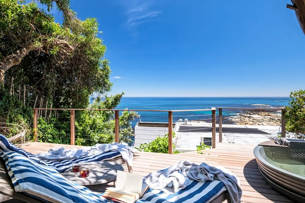 Luxurious Camps Bay Retreat w Sea Views Rock Residence