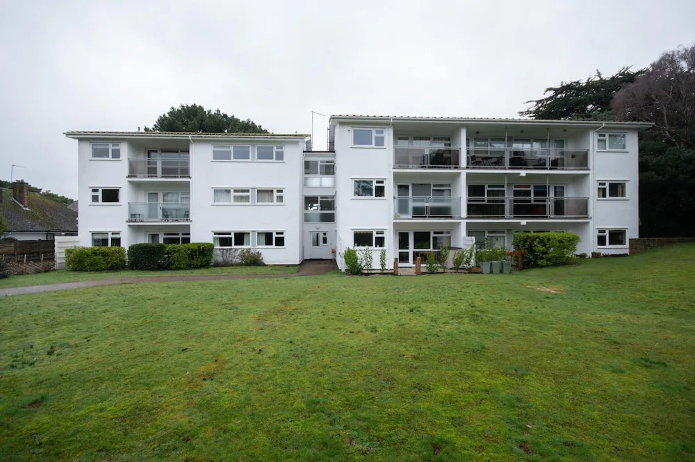 Fairwinds in Poole With 2 Bedrooms and 1 Bathrooms