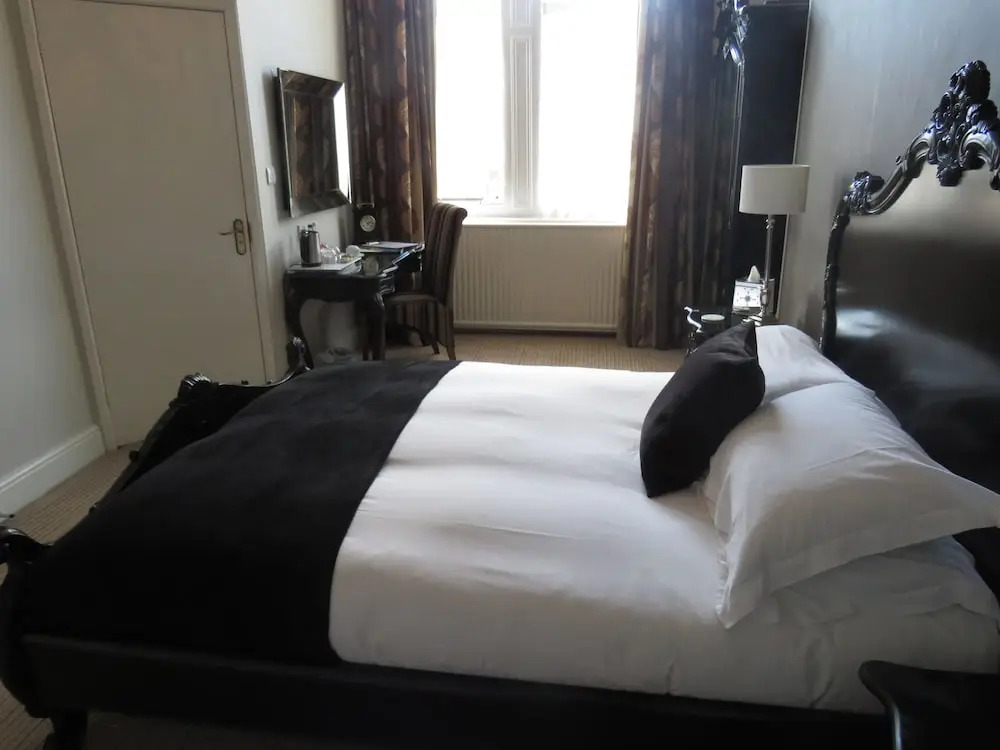 The Station Bar Grill and Rooms