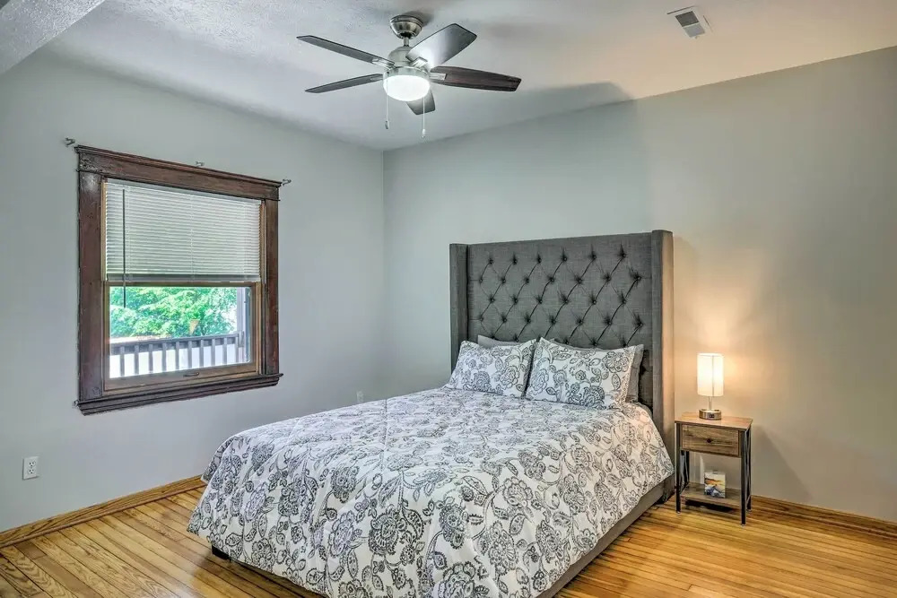 < 3 Mi to Dtwn: Cleveland Apt w/ Deck & Wet Bar