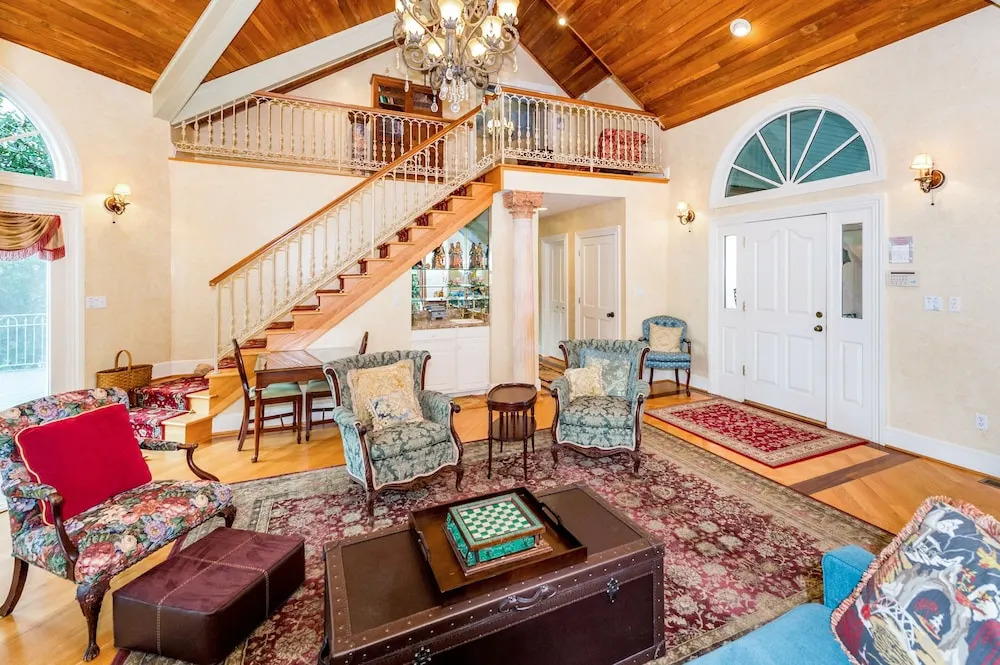 Magnificant & Private Lakefront 5 Bedroom Home