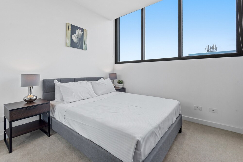 Spacious 2-bed Apartment in Hughesdale