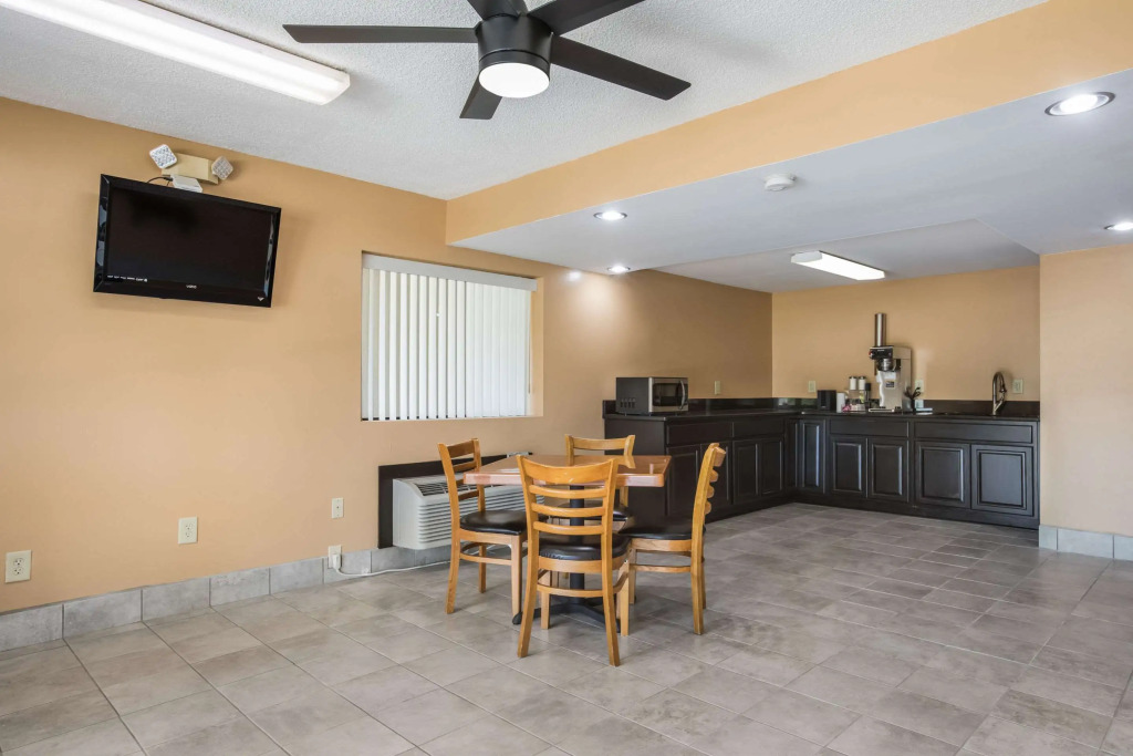 Rodeway Inn & Suites