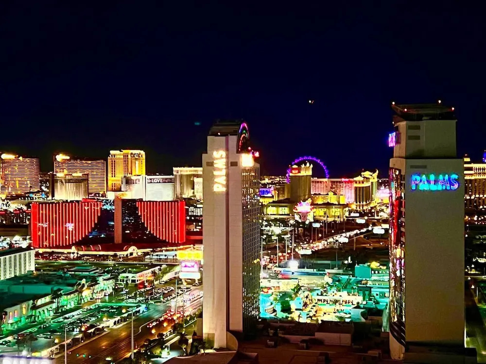 Panoramic Strip Views Open Balcony Free Parking High Floor Sleeps 4