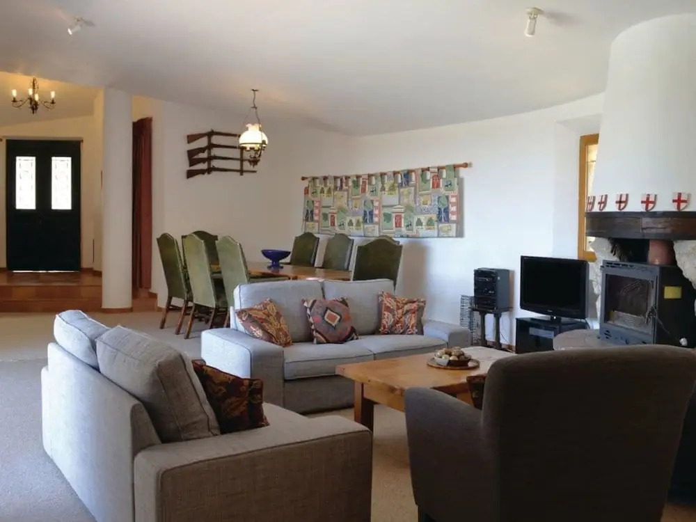 Spacious Villa for 6 - amazing pool and views