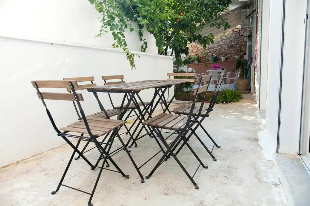 TONI'S Comfy home near Acropolis with Small Garden