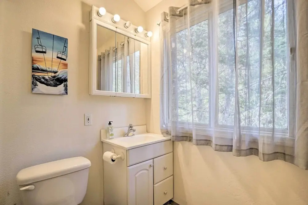 Cabin w/ Hot Tub & Views: 1 Mile to Alyeska Resort