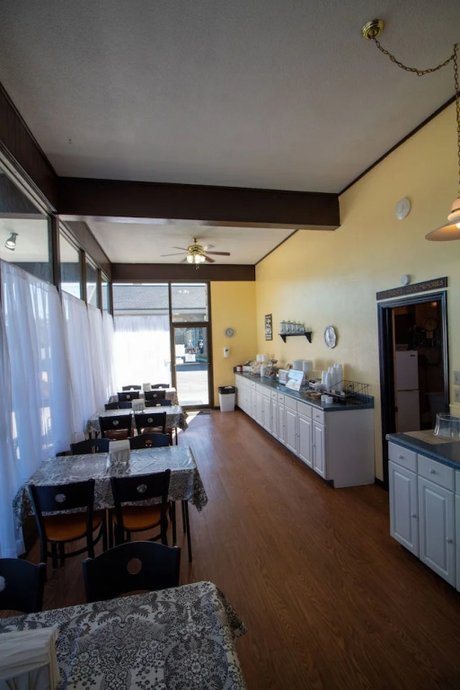 Norma Dan Motel - Near Dolly Parton's Stampede Dinner Attraction