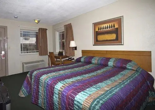 Econo Lodge Inn & Suites
