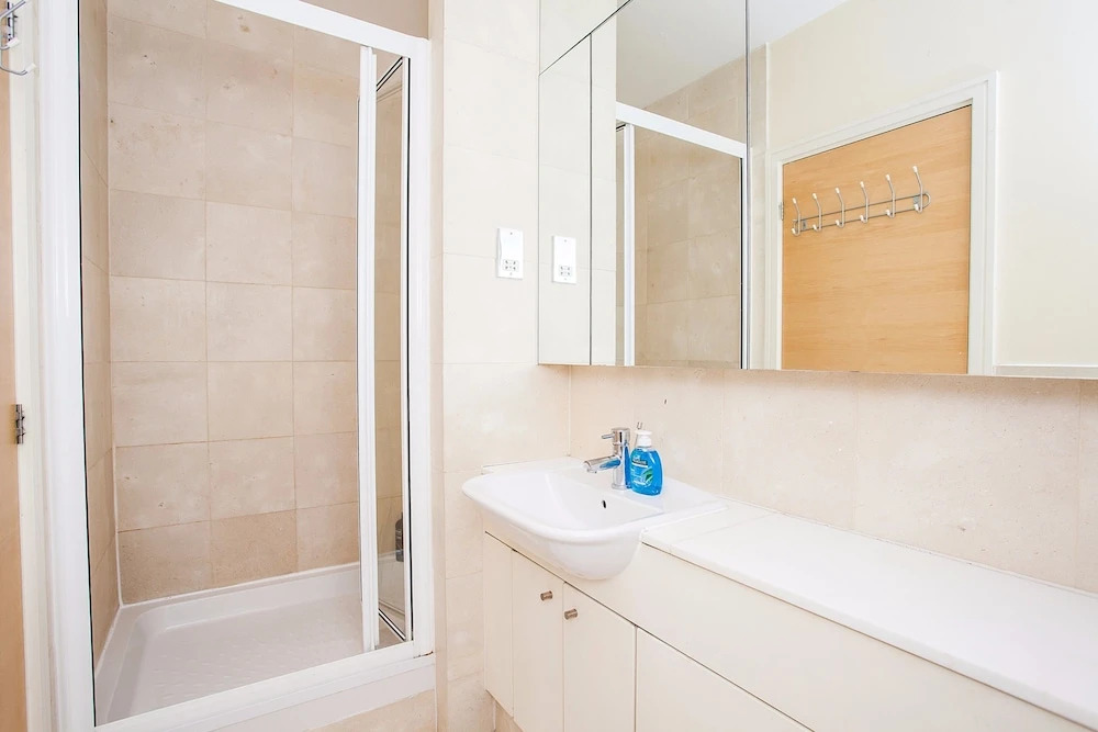 Modern & Spacious Home on Old Kent Road