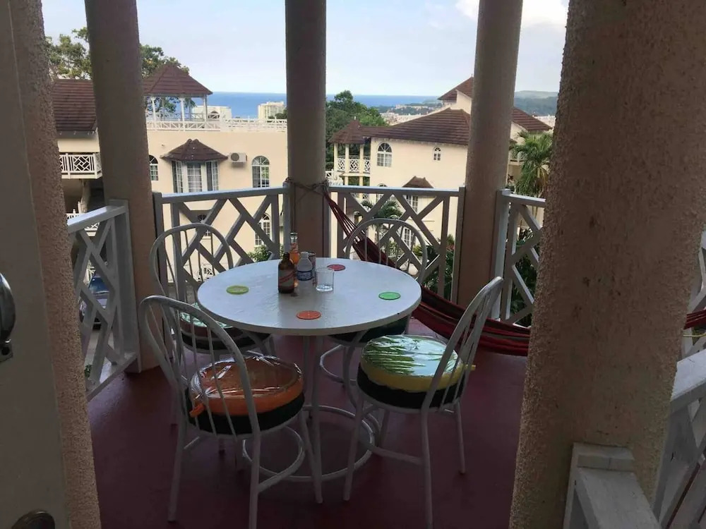 1 Bed Villa - Sleeps 2 - Garden - Parking - Wifi