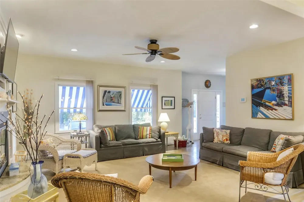 Casa Damp 134 Elizabeth Way by Long & Foster