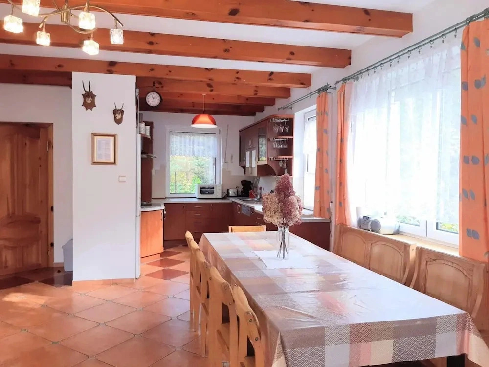 Large, Comfortable Holiday Home Near the Lake