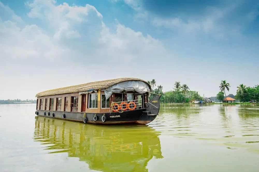 OYO 23210 KHBO Diamond Sharing Houseboat