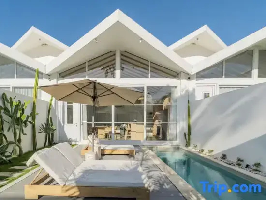 Sea Breeze Retreat Modern 3BR Villas in Canggu