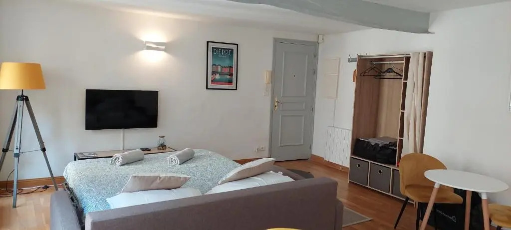Beau studio cosy calme en face du port sur le quai
