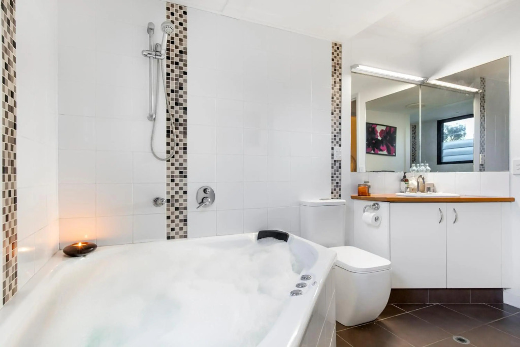 Cool Noosa Home. Central location. A/C. Gym. WIFI. Netflix