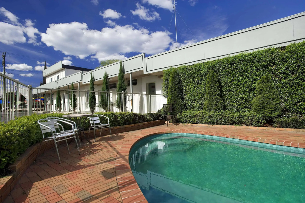 Admiralty Inn