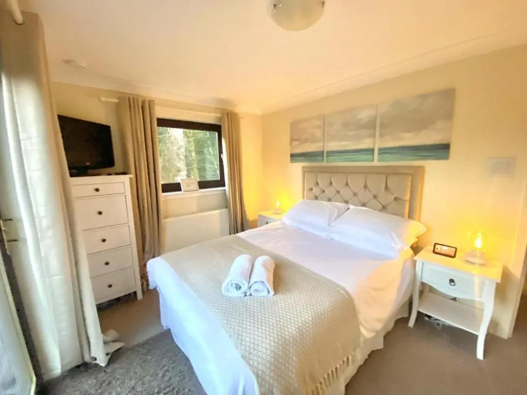 4 Bed House - Sleeps 9 - Hottub - Parking