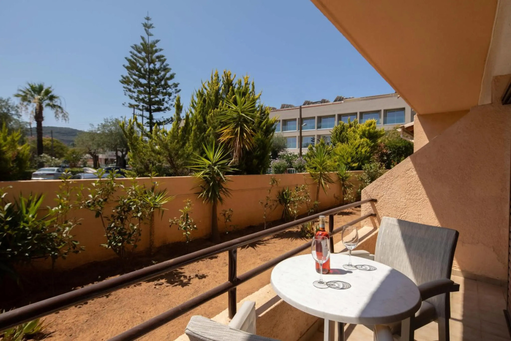 Rossis Beach Hotel