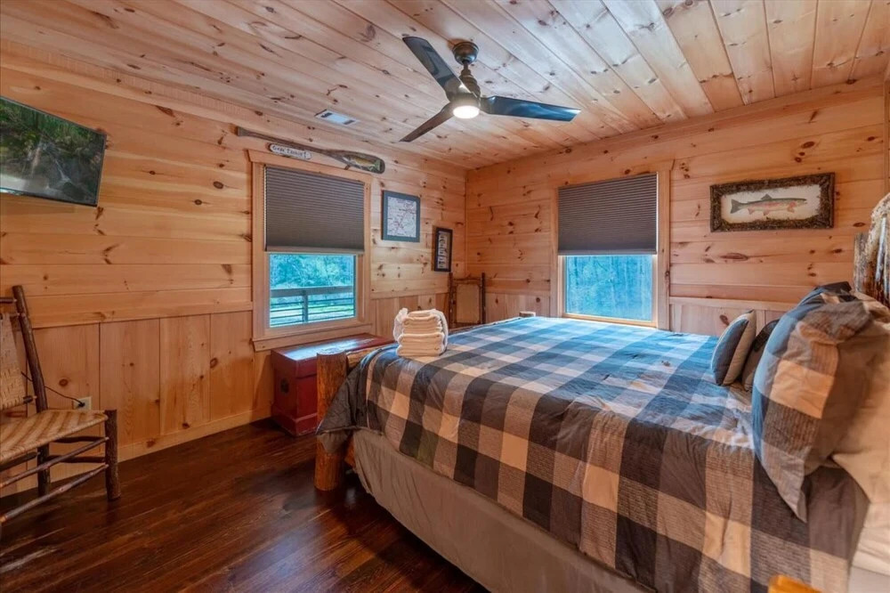 Carters Cozy Cabin - Peaceful Cabin With 13 Acres of Lawn Trees and Trails