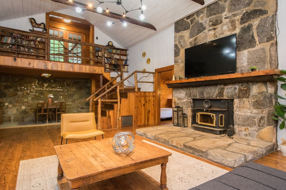 Spacious 4BR w Fireplace Ping Pong Free Tix