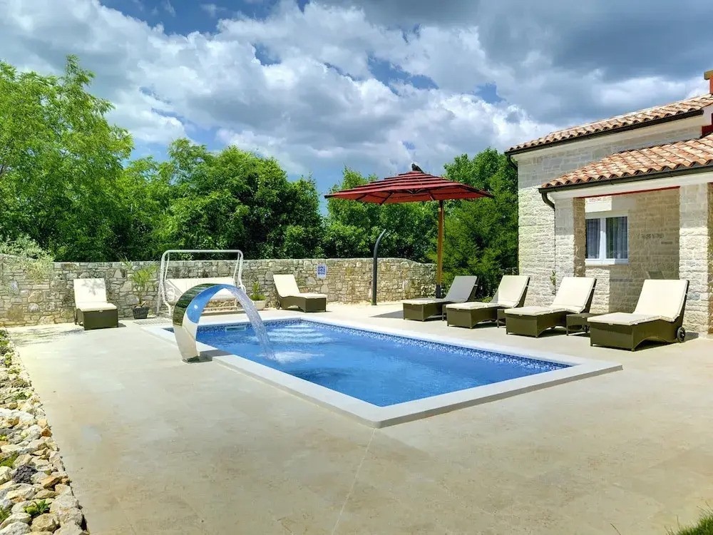 Villa in Bratulici With Pool Near Beach