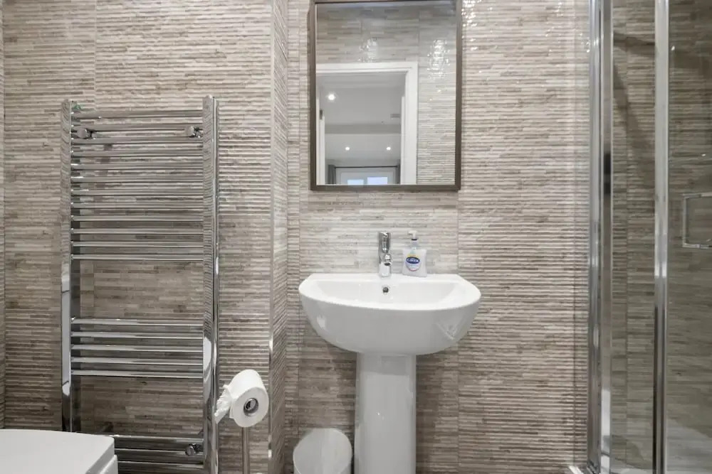 Large 5 Bedroom-free Parking-great Transport Links