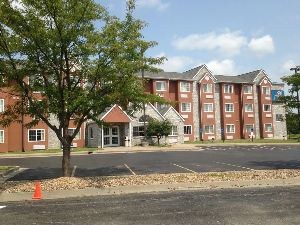Motel 6-Olathe, KS