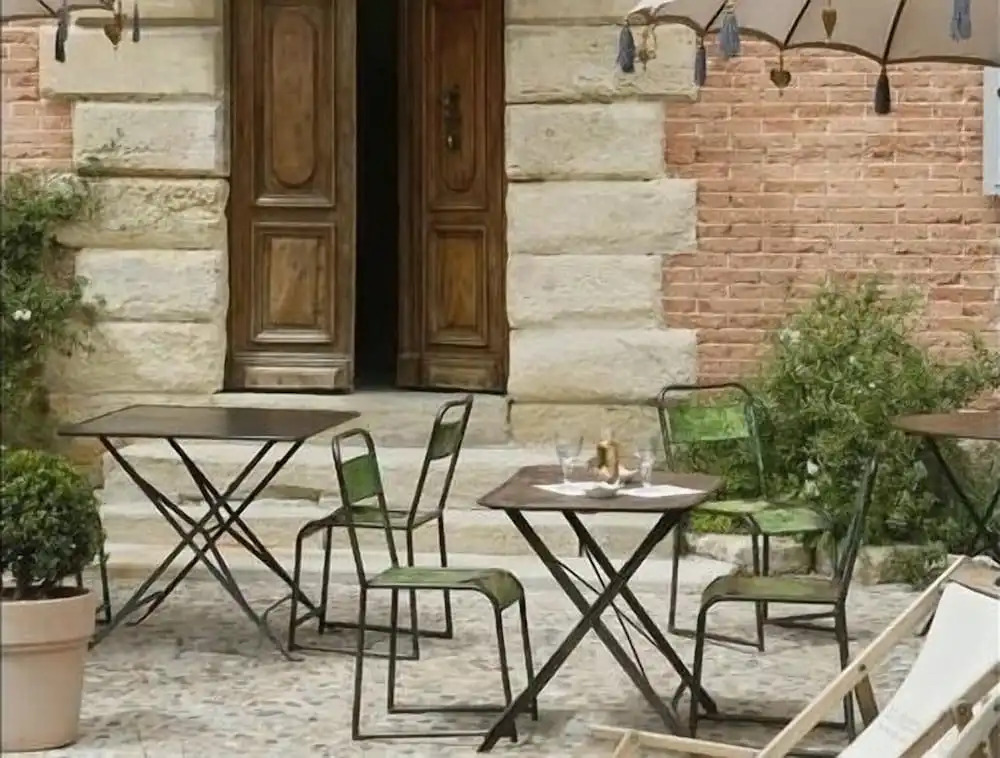 La Maison Rouge dUzes B&B