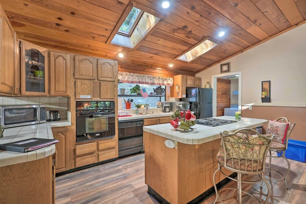 11 Mi to Apple Hill: Pollock Pines Resort Cabin