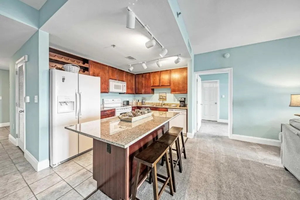 On the 3-d Floor, Laketown 324 - Large 2 BD , Great Views and Amenities