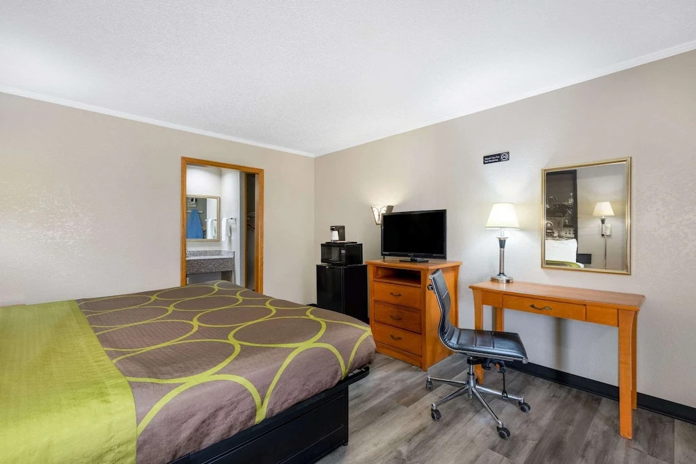 Super 8 by Wyndham Kansas City Airport North