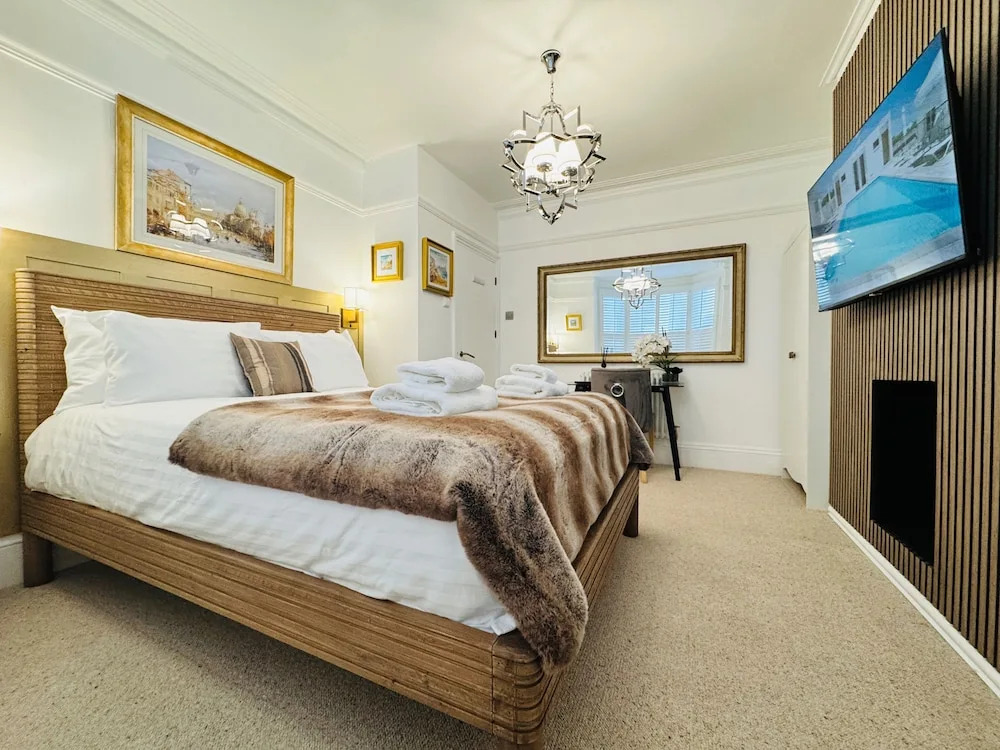 Designer 2 Bedroom Apartment in London With Garden