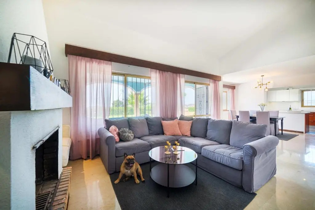 Villa Mimosa sleeps 8 with Heated Pool