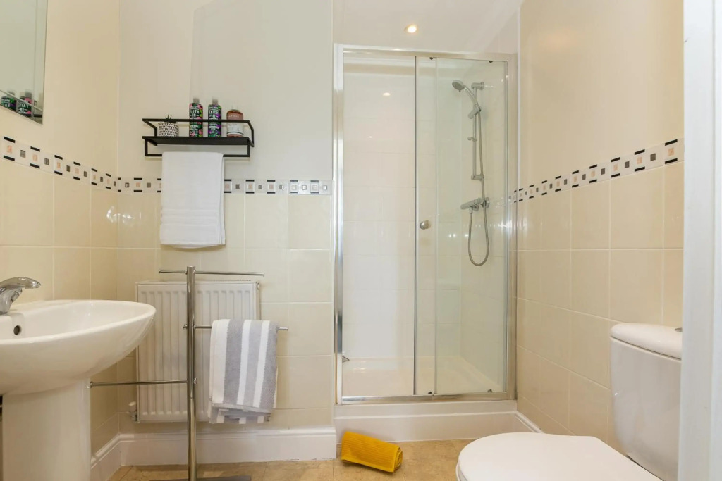 3 Bedroom Apartment, Medbourne MK, Free Parking & Fast WiFi, 65 Inch Smart TV
