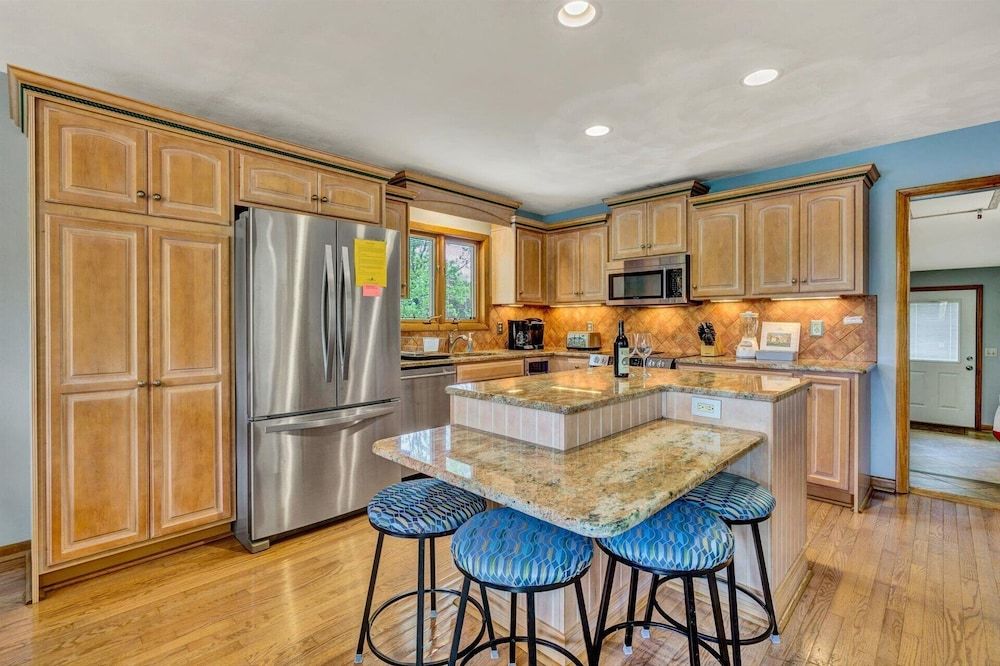 Dancing Water - Sleeps 10, Private Dock, Game Room & Hot Tub