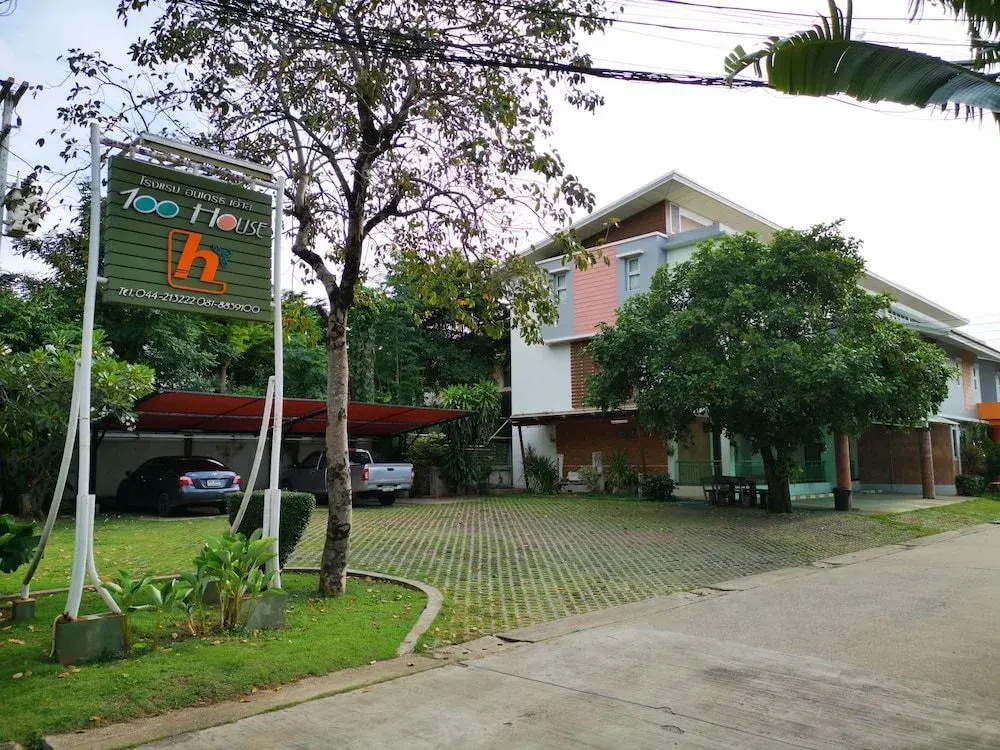 100 House Hotel