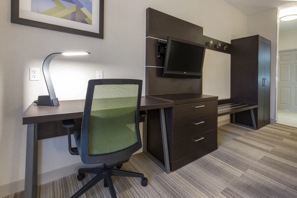 Holiday Inn Express & Suites Chicago West - St Charles by IHG