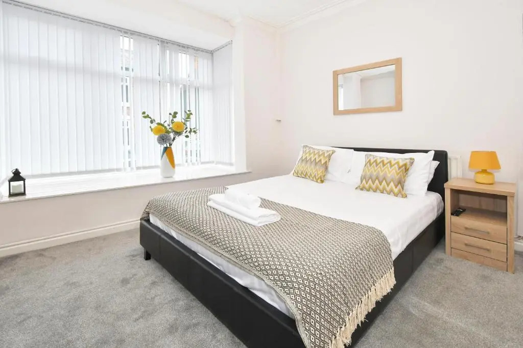 Wistaston House by YourStays 5 Bedroom House with TV in each room
