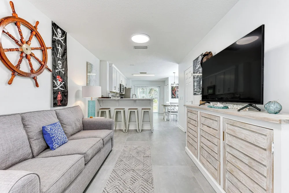 Fernandina Beach Townhome, Steps to Public Beach