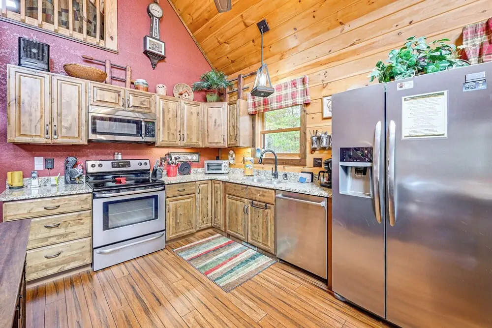 Cozy Couples Getaway w/ Hot Tub: 'fox Ridge Cabin'