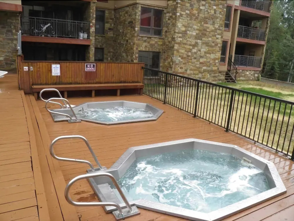Sizeable Condo Free WiFi & Uncovered Parking by RedAwning