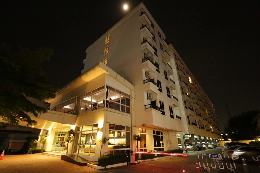 The Royal Bee Apart Hotel