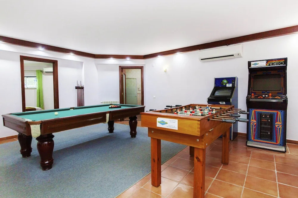 Villa Santa Rosa - Conforto e lazer com piscina e zona de jogos em Armação de Pêra
