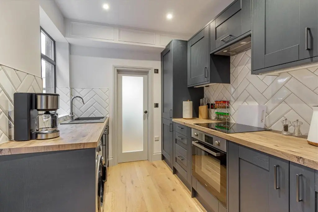 2 Bedroom House- Hereford City Centre with Parking