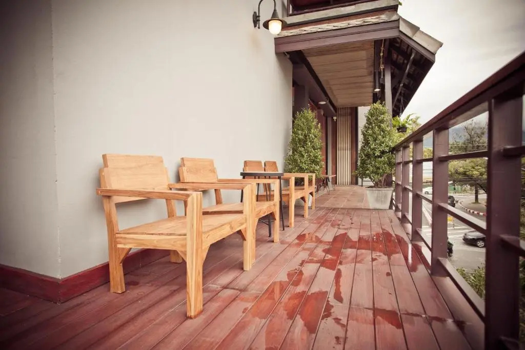 The Arak Bed Bar and Hostel