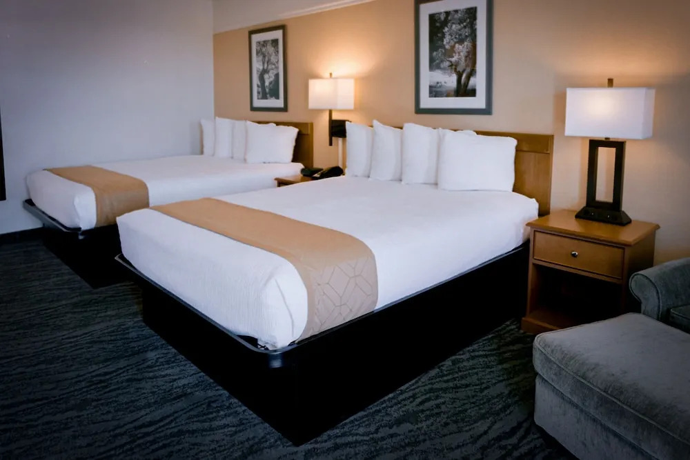 Pines Inn & Suites