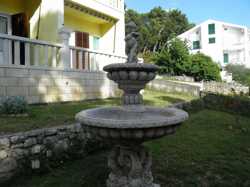 Angela - With Beautiful Courtyard - SA2
